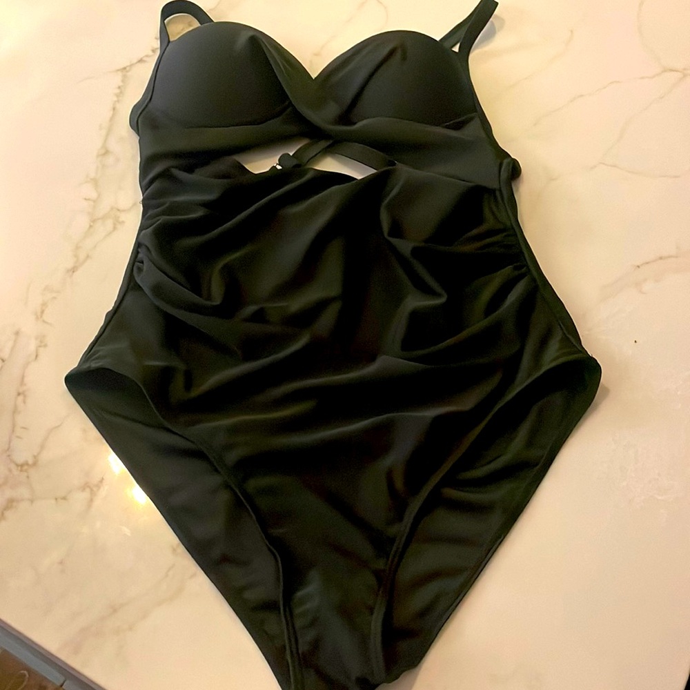NWOT CUTE CUTOUT ONE PIECE SWIMSUIT